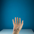 Waarom je linkerhand vaak minder sterk is dan je rechter