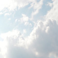 Waarom worden wolken wit terwijl regenwolken vaak grijs zijn?