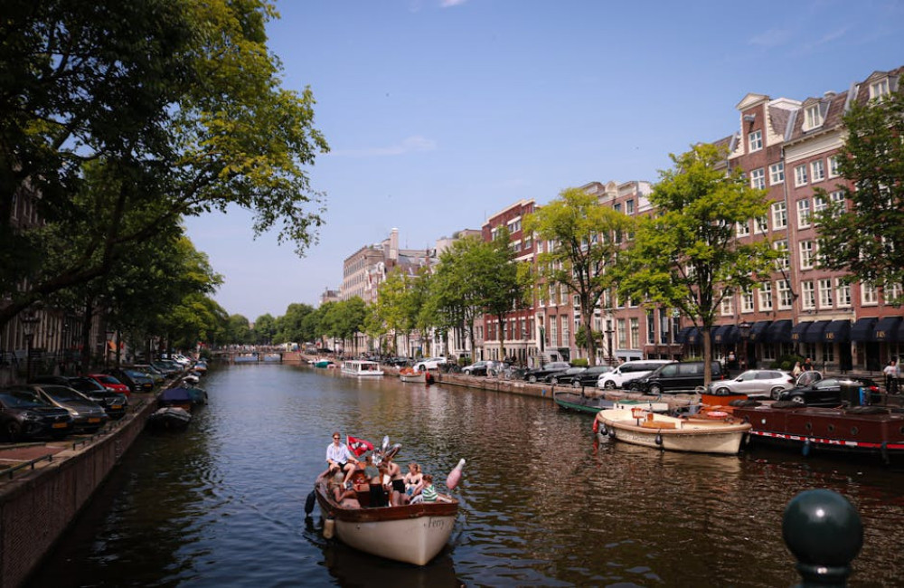 Wat kost een grachtenrondvaart in Amsterdam in juni 2026 voor een gezin?