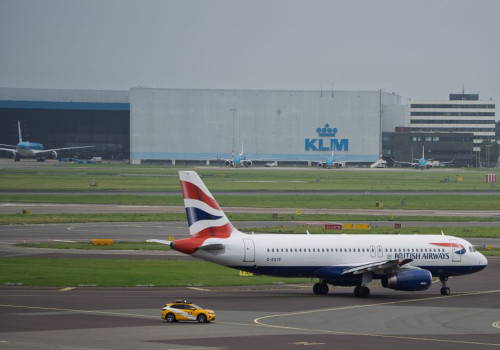 Hoeveel kost parkeren bij Schiphol voor een week in de zomervakantie van 2026?