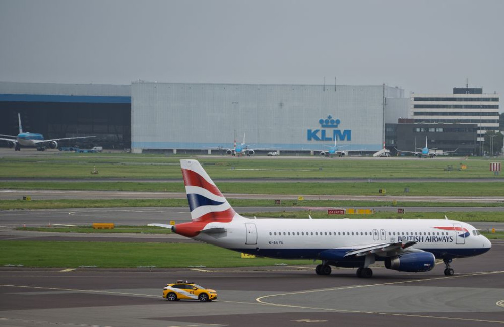 Hoeveel kost parkeren bij Schiphol voor een week in de zomervakantie van 2026?