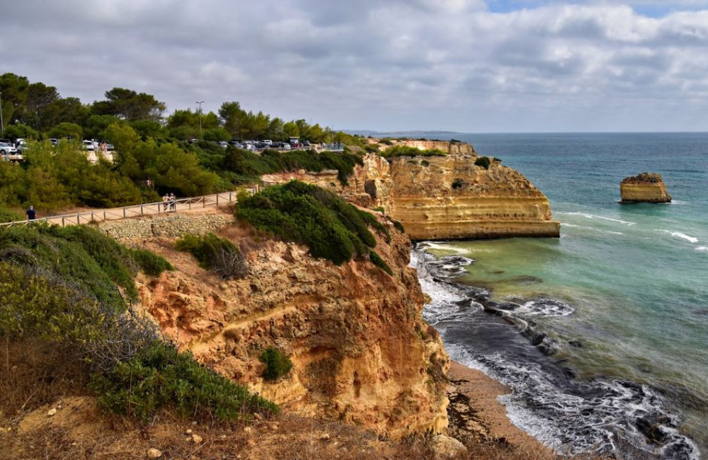 Wat is de goedkoopste maand om in het najaar van 2026 naar de Algarve te vliegen?